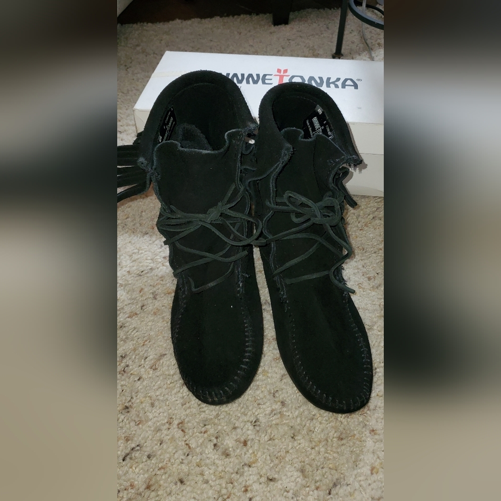 Minnetonka Black Fringe Boot size 6 - Picture 2 of 9